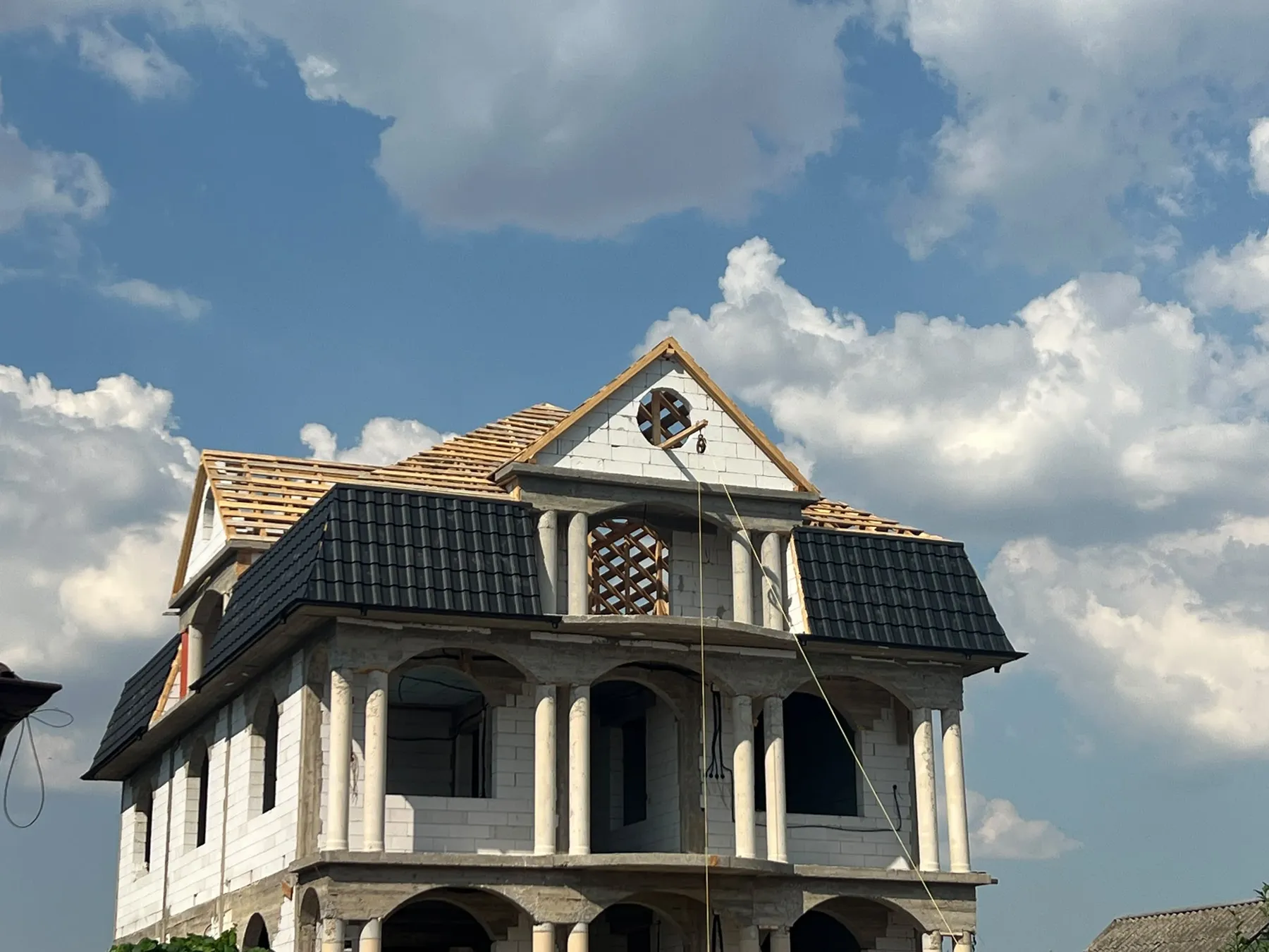 House with a metal roof from the Casa Bilka Filiași gallery